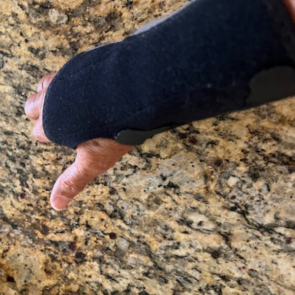 Futuro Right hand brace, adjustable - Picture 1 of 7